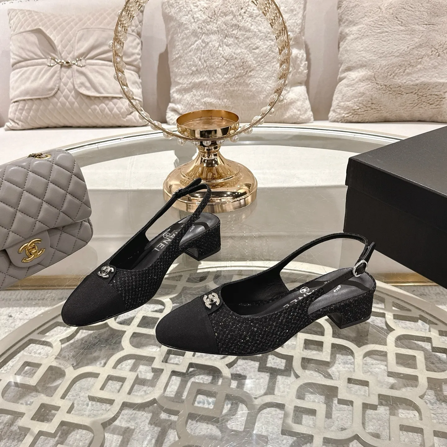 👟👟Ex-factory price 460👟👟 Chanel 𝟐𝟎𝟐𝟓SS new spring and summer double C button Mary Jane🆕 Xiaoxiang𝐂’s beautiful Mary Jane sandals are so sweet that they are so beautiful that they are so beautiful Round square toe design Cute and cute ~ metal/button logo Super online appearance When you wear it, you will feel like a wealthy daughter I thought it looked good only when I put it on my feet, I realized how easy it is to wear ~ Upper: Customized lambskin Lining: Sheepskin Outsole: Genuine leather outsole imported from Italy Code number: 35-42 (customized on 40.41.24, non-refundable) Packaging: The latest gift box packaging at the counter